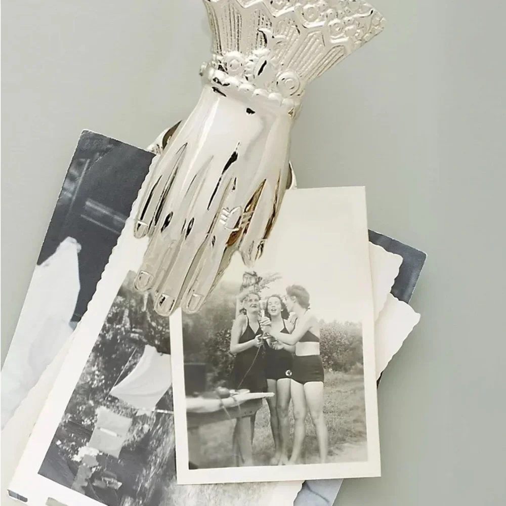 NWT Lace Glove Photo Clip in Silver